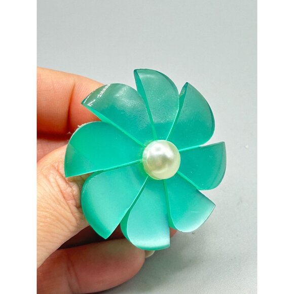 Vintage Green Moonglow Lucite Flower Pin Brooch Green Daisy with Faux Pearl - Picture 5 of 8